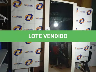 LOTE 421 - 01 PORTA PIVOTANTE C/ ESPELHO 2,16X89CM. (NO ESTADO) ATENÇÃO! FAZER A VISITAÇÃO ANTES DE ARREMATAR, NÃO SABEMOS SE FUNCIONA. LEILÃO NÃO TEM GARANTIA E NEM DEVOLUÇÃO, SUJEITO A POSSÍVEIS AVARIAS VISÍVEIS/OCULTAS E/OU AUSÊNCIA DE COMPONENTES.