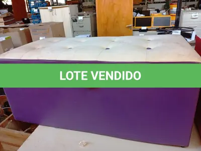 LOTE 367 - 01 BAÚ ALMOFADADO NA COR ROXO. (NO ESTADO) ATENÇÃO! FAZER A VISITAÇÃO ANTES DE ARREMATAR, NÃO SABEMOS SE FUNCIONA. LEILÃO NÃO TEM GARANTIA E NEM DEVOLUÇÃO, SUJEITO A POSSÍVEIS AVARIAS VISÍVEIS/OCULTAS E/OU AUSÊNCIA DE COMPONENTES.