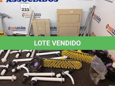 LOTE 233 - 01 LOTE COM GRANDE QUANTIDADE VASSOURAS, RODOS S/CABO, TORNEIRAS E MATERIAIS DIVERSOS. (NO ESTADO) ATENÇÃO! FAZER A VISITAÇÃO ANTES DE ARREMATAR, NÃO SABEMOS SE FUNCIONA. LEILÃO NÃO TEM GARANTIA E NEM DEVOLUÇÃO, SUJEITO A POSSÍVEIS AVARIAS VISÍVEIS/OCULTAS E/OU AUSÊNCIA DE COMPONENTES.