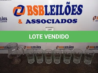 LOTE 386 - 01 JARRA DE VIDRO COM 07 COPOS. (NO ESTADO) ATENÇÃO! FAZER A VISITAÇÃO ANTES DE ARREMATAR, NÃO SABEMOS SE FUNCIONA. LEILÃO NÃO TEM GARANTIA E NEM DEVOLUÇÃO, SUJEITO A POSSÍVEIS AVARIAS VISÍVEIS/OCULTAS E/OU AUSÊNCIA DE COMPONENTES.