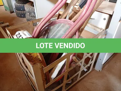 LOTE 237 - 1 CARRINHO COM RODINHAS, 02 BASES DE FERRO PARA CARRINHO DE MÃO E MATERIAIS DIVERSOS. (NO ESTADO) ATENÇÃO! FAZER A VISITAÇÃO ANTES DE ARREMATAR, NÃO SABEMOS SE FUNCIONA. LEILÃO NÃO TEM GARANTIA E NEM DEVOLUÇÃO, SUJEITO A POSSÍVEIS AVARIAS VISÍVEIS/OCULTAS E/OU AUSÊNCIA DE COMPONENTES.