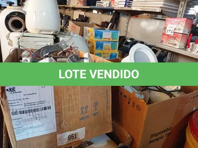 LOTE 167 - 01 LOTE COM VÁRIAS LUMINÁRIAS E MATERIAIS ELÉTRICOS DIVERSOS. (NO ESTADO) ATENÇÃO! FAZER A VISITAÇÃO ANTES DE ARREMATAR, NÃO SABEMOS SE FUNCIONA. LEILÃO NÃO TEM GARANTIA E NEM DEVOLUÇÃO, SUJEITO A POSSÍVEIS AVARIAS VISÍVEIS/OCULTAS E/OU AUSÊNCIA DE COMPONENTES.