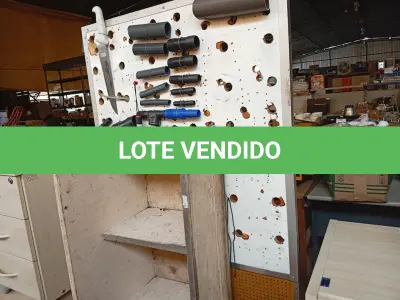LOTE 285 - 02 EXPOSITORES EM MADEIRA. (NO ESTADO) ATENÇÃO! FAZER A VISITAÇÃO ANTES DE ARREMATAR, NÃO SABEMOS SE FUNCIONA. LEILÃO NÃO TEM GARANTIA E NEM DEVOLUÇÃO, SUJEITO A POSSÍVEIS AVARIAS VISÍVEIS/OCULTAS E/OU AUSÊNCIA DE COMPONENTES.