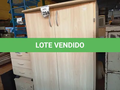 LOTE 294 - 01 ARMÁRIO PARA ESCRITÓRIO DE 02 PORTAS. (NO ESTADO) ATENÇÃO! FAZER A VISITAÇÃO ANTES DE ARREMATAR, NÃO SABEMOS SE FUNCIONA. LEILÃO NÃO TEM GARANTIA E NEM DEVOLUÇÃO, SUJEITO A POSSÍVEIS AVARIAS VISÍVEIS/OCULTAS E/OU AUSÊNCIA DE COMPONENTES.