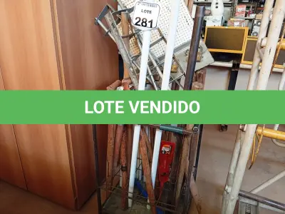 LOTE 281 - 01 SUPORTE DE FERRO E MATERIAIS DIVERSOS. (NO ESTADO) ATENÇÃO! FAZER A VISITAÇÃO ANTES DE ARREMATAR, NÃO SABEMOS SE FUNCIONA. LEILÃO NÃO TEM GARANTIA E NEM DEVOLUÇÃO, SUJEITO A POSSÍVEIS AVARIAS VISÍVEIS/OCULTAS E/OU AUSÊNCIA DE COMPONENTES.