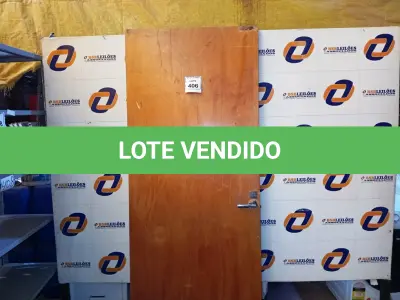 LOTE 406 - 01 PORTA EM MADEIRA 80X2.10. (NO ESTADO) ATENÇÃO! FAZER A VISITAÇÃO ANTES DE ARREMATAR, NÃO SABEMOS SE FUNCIONA. LEILÃO NÃO TEM GARANTIA E NEM DEVOLUÇÃO, SUJEITO A POSSÍVEIS AVARIAS VISÍVEIS/OCULTAS E/OU AUSÊNCIA DE COMPONENTES.