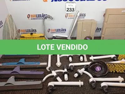 LOTE 233 - 01 LOTE COM GRANDE QUANTIDADE VASSOURAS, RODOS S/CABO, TORNEIRAS E MATERIAIS DIVERSOS. (NO ESTADO) ATENÇÃO! FAZER A VISITAÇÃO ANTES DE ARREMATAR, NÃO SABEMOS SE FUNCIONA. LEILÃO NÃO TEM GARANTIA E NEM DEVOLUÇÃO, SUJEITO A POSSÍVEIS AVARIAS VISÍVEIS/OCULTAS E/OU AUSÊNCIA DE COMPONENTES.