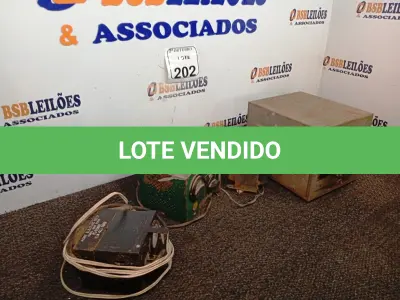 LOTE 202 - 04 TRANSFORMADORES MARCAS E MODELOS DIVERSOS. (NO ESTADO) ATENÇÃO! FAZER A VISITAÇÃO ANTES DE ARREMATAR, NÃO SABEMOS SE FUNCIONA. LEILÃO NÃO TEM GARANTIA E NEM DEVOLUÇÃO, SUJEITO A POSSÍVEIS AVARIAS VISÍVEIS/OCULTAS E/OU AUSÊNCIA DE COMPONENTES.