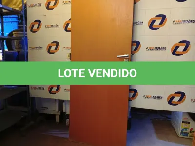 LOTE 400 - 01 PORTA EM MADEIRA 70X2,10.  (NO ESTADO) ATENÇÃO! FAZER A VISITAÇÃO ANTES DE ARREMATAR, NÃO SABEMOS SE FUNCIONA. LEILÃO NÃO TEM GARANTIA E NEM DEVOLUÇÃO, SUJEITO A POSSÍVEIS AVARIAS VISÍVEIS/OCULTAS E/OU AUSÊNCIA DE COMPONENTES.