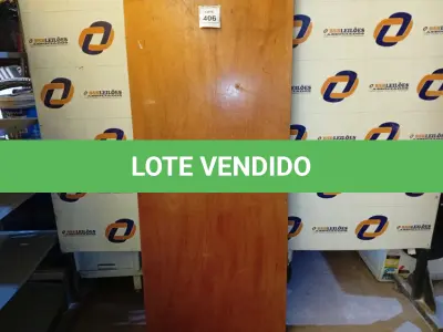 LOTE 406 - 01 PORTA EM MADEIRA 80X2.10. (NO ESTADO) ATENÇÃO! FAZER A VISITAÇÃO ANTES DE ARREMATAR, NÃO SABEMOS SE FUNCIONA. LEILÃO NÃO TEM GARANTIA E NEM DEVOLUÇÃO, SUJEITO A POSSÍVEIS AVARIAS VISÍVEIS/OCULTAS E/OU AUSÊNCIA DE COMPONENTES.