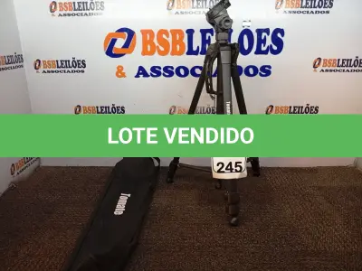 LOTE 245 - 01 TRIPÉ PARA CÂMERA MARCA TOMATE MTG-3016. (NO ESTADO) ATENÇÃO! FAZER A VISITAÇÃO ANTES DE ARREMATAR, NÃO SABEMOS SE FUNCIONA. LEILÃO NÃO TEM GARANTIA E NEM DEVOLUÇÃO, SUJEITO A POSSÍVEIS AVARIAS VISÍVEIS/OCULTAS E/OU AUSÊNCIA DE COMPONENTES.
