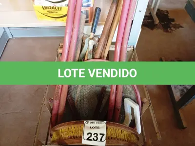 LOTE 237 - 1 CARRINHO COM RODINHAS, 02 BASES DE FERRO PARA CARRINHO DE MÃO E MATERIAIS DIVERSOS. (NO ESTADO) ATENÇÃO! FAZER A VISITAÇÃO ANTES DE ARREMATAR, NÃO SABEMOS SE FUNCIONA. LEILÃO NÃO TEM GARANTIA E NEM DEVOLUÇÃO, SUJEITO A POSSÍVEIS AVARIAS VISÍVEIS/OCULTAS E/OU AUSÊNCIA DE COMPONENTES.