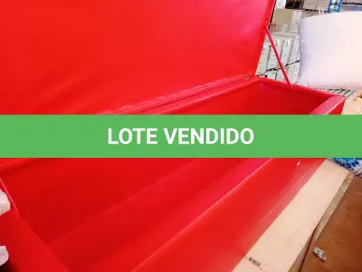LOTE 366 - 01 BAÚ ALMOFADADO NA COR VERMELHA. (NO ESTADO) ATENÇÃO! FAZER A VISITAÇÃO ANTES DE ARREMATAR, NÃO SABEMOS SE FUNCIONA. LEILÃO NÃO TEM GARANTIA E NEM DEVOLUÇÃO, SUJEITO A POSSÍVEIS AVARIAS VISÍVEIS/OCULTAS E/OU AUSÊNCIA DE COMPONENTES.