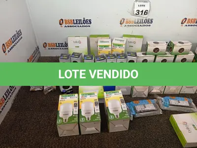 LOTE 316 - 01 LOTE COM DIVERSAS LÂMPADAS, PISCA-PISCAS E MATERIAIS DIVERSOS. (NO ESTADO) ATENÇÃO! FAZER A VISITAÇÃO ANTES DE ARREMATAR, NÃO SABEMOS SE FUNCIONA. LEILÃO NÃO TEM GARANTIA E NEM DEVOLUÇÃO, SUJEITO A POSSÍVEIS AVARIAS VISÍVEIS/OCULTAS E/OU AUSÊNCIA DE COMPONENTES.