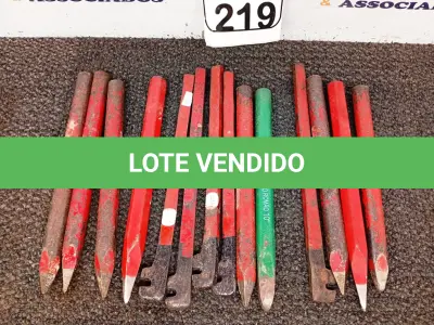 LOTE 219 - 09 PONTEIROS DE FERRO E 05 DOBRADORES DE FERRO. (NO ESTADO) ATENÇÃO! FAZER A VISITAÇÃO ANTES DE ARREMATAR, NÃO SABEMOS SE FUNCIONA. LEILÃO NÃO TEM GARANTIA E NEM DEVOLUÇÃO, SUJEITO A POSSÍVEIS AVARIAS VISÍVEIS/OCULTAS E/OU AUSÊNCIA DE COMPONENTES.