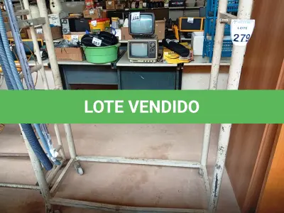 LOTE 279 - 01 EXPOSITOR DE FERRO. (NO ESTADO) ATENÇÃO! FAZER A VISITAÇÃO ANTES DE ARREMATAR, NÃO SABEMOS SE FUNCIONA. LEILÃO NÃO TEM GARANTIA E NEM DEVOLUÇÃO, SUJEITO A POSSÍVEIS AVARIAS VISÍVEIS/OCULTAS E/OU AUSÊNCIA DE COMPONENTES.