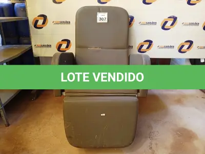 LOTE 307 - 01 POLTRONA RECLINÁVEL EM CORINO NA COR CINZA. (NO ESTADO) ATENÇÃO! FAZER A VISITAÇÃO ANTES DE ARREMATAR, NÃO SABEMOS SE FUNCIONA. LEILÃO NÃO TEM GARANTIA E NEM DEVOLUÇÃO, SUJEITO A POSSÍVEIS AVARIAS VISÍVEIS/OCULTAS E/OU AUSÊNCIA DE COMPONENTES.