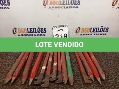 LOTE 219 - 09 PONTEIROS DE FERRO E 05 DOBRADORES DE FERRO. (NO ESTADO) ATENÇÃO! FAZER A VISITAÇÃO ANTES DE ARREMATAR, NÃO SABEMOS SE FUNCIONA. LEILÃO NÃO TEM GARANTIA E NEM DEVOLUÇÃO, SUJEITO A POSSÍVEIS AVARIAS VISÍVEIS/OCULTAS E/OU AUSÊNCIA DE COMPONENTES.