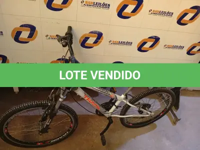 LOTE 407 - 01 BICICLETA ARO 24” DE MARCHA, MARCA TFLACK. (NO ESTADO) ATENÇÃO! FAZER A VISITAÇÃO ANTES DE ARREMATAR, NÃO SABEMOS SE FUNCIONA. LEILÃO NÃO TEM GARANTIA E NEM DEVOLUÇÃO, SUJEITO A POSSÍVEIS AVARIAS VISÍVEIS/OCULTAS E/OU AUSÊNCIA DE COMPONENTES.