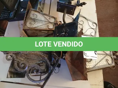 LOTE 205 - 05 LUMINÁRIAS DIVERSAS. (NO ESTADO) ATENÇÃO! FAZER A VISITAÇÃO ANTES DE ARREMATAR, NÃO SABEMOS SE FUNCIONA. LEILÃO NÃO TEM GARANTIA E NEM DEVOLUÇÃO, SUJEITO A POSSÍVEIS AVARIAS VISÍVEIS/OCULTAS E/OU AUSÊNCIA DE COMPONENTES.