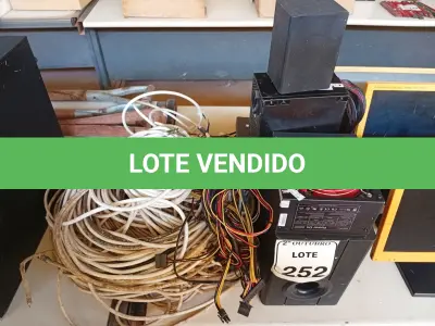 LOTE 252 - 04 FONTES PARA PC, 01 MINI CPU PARA RETIRADA DE PEÇAS E 03 CAIXAS DE SOM DIVERSAS E VÁRIOS CABOS. (NO ESTADO) ATENÇÃO! FAZER A VISITAÇÃO ANTES DE ARREMATAR, NÃO SABEMOS SE FUNCIONA. LEILÃO NÃO TEM GARANTIA E NEM DEVOLUÇÃO, SUJEITO A POSSÍVEIS AVARIAS VISÍVEIS/OCULTAS E/OU AUSÊNCIA DE COMPONENTES.