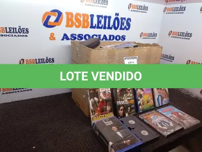 LOTE 078 - 01 CAIXA DE FILMES. (DVDS, CDS, VHS). (NO ESTADO) ATENÇÃO! FAZER A VISITAÇÃO ANTES DE ARREMATAR, NÃO SABEMOS SE FUNCIONA. LEILÃO NÃO TEM GARANTIA E NEM DEVOLUÇÃO, SUJEITO A POSSÍVEIS AVARIAS VISÍVEIS/OCULTAS E/OU AUSÊNCIA DE COMPONENTES.