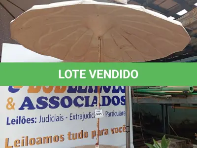 LOTE 520 - 01 MESA DE PLÁSTICO C/SOMBREIRO E BASE DE FERRO. (NO ESTADO) ATENÇÃO! FAZER A VISITAÇÃO ANTES DE ARREMATAR, NÃO SABEMOS SE FUNCIONA. LEILÃO NÃO TEM GARANTIA E NEM DEVOLUÇÃO, SUJEITO A POSSÍVEIS AVARIAS VISÍVEIS/OCULTAS E/OU AUSÊNCIA DE COMPONENTES.
