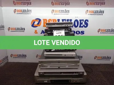 LOTE 038 - 01 VIDEOCASSETE E 08 APARELHOS DE DVD MARCAS E MODELOS DIVERSOS. (NO ESTADO) ATENÇÃO! FAZER A VISITAÇÃO ANTES DE ARREMATAR, NÃO SABEMOS SE FUNCIONA. LEILÃO NÃO TEM GARANTIA E NEM DEVOLUÇÃO, SUJEITO A POSSÍVEIS AVARIAS VISÍVEIS/OCULTAS E/OU AUSÊNCIA DE COMPONENTES.