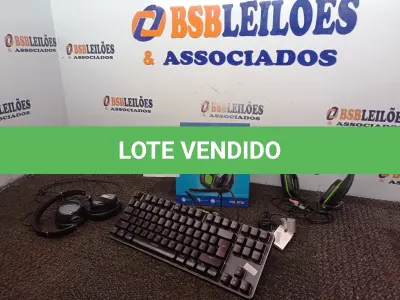 LOTE 022 - 02 HEADSETS SENDO 01 P/RETIRADA DE PEÇAS, 01 WEBCAM E 01 TECLADO. (NO ESTADO) ATENÇÃO! FAZER A VISITAÇÃO ANTES DE ARREMATAR, NÃO SABEMOS SE FUNCIONA. LEILÃO NÃO TEM GARANTIA E NEM DEVOLUÇÃO, SUJEITO A POSSÍVEIS AVARIAS VISÍVEIS/OCULTAS E/OU AUSÊNCIA DE COMPONENTES.