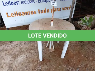 LOTE 517 - 01 MESA DE PLÁSTICO C/SOMBREIRO E BASE DE FERRO. (NO ESTADO) ATENÇÃO! FAZER A VISITAÇÃO ANTES DE ARREMATAR, NÃO SABEMOS SE FUNCIONA. LEILÃO NÃO TEM GARANTIA E NEM DEVOLUÇÃO, SUJEITO A POSSÍVEIS AVARIAS VISÍVEIS/OCULTAS E/OU AUSÊNCIA DE COMPONENTES.