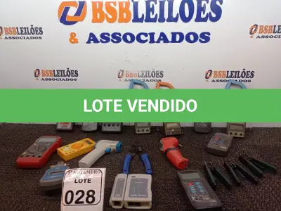 LOTE 028 - 01 LOTE C/ DIVERSOS ALICATES AMPERÍMETROS, MONÔMETROS E ALICATES DESCASCADORES DE FIO MARCAS E MODELOS DIVERSOS. (NO ESTADO) ATENÇÃO! FAZER A VISITAÇÃO ANTES DE ARREMATAR, NÃO SABEMOS SE FUNCIONA. LEILÃO NÃO TEM GARANTIA E NEM DEVOLUÇÃO, SUJEITO A POSSÍVEIS AVARIAS VISÍVEIS/OCULTAS E/OU AUSÊNCIA DE COMPONENTES.