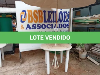 LOTE 521 - 01 MESA DE PLÁSTICO C/SOMBREIRO E BASE DE FERRO. (NO ESTADO) ATENÇÃO! FAZER A VISITAÇÃO ANTES DE ARREMATAR, NÃO SABEMOS SE FUNCIONA. LEILÃO NÃO TEM GARANTIA E NEM DEVOLUÇÃO, SUJEITO A POSSÍVEIS AVARIAS VISÍVEIS/OCULTAS E/OU AUSÊNCIA DE COMPONENTES.