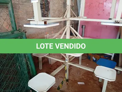 LOTE 484 - 02 MESAS P/REFEITÓRIO NA COR BRANCO, TAMPO EM MADEIRA COM 04 ASSENTOS CADA. (NO ESTADO) ATENÇÃO! FAZER A VISITAÇÃO ANTES DE ARREMATAR, NÃO SABEMOS SE FUNCIONA. LEILÃO NÃO TEM GARANTIA E NEM DEVOLUÇÃO, SUJEITO A POSSÍVEIS AVARIAS VISÍVEIS/OCULTAS E/OU AUSÊNCIA DE COMPONENTES.