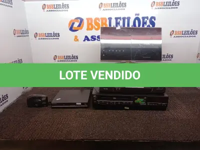 LOTE 063 - 02 VÍDEOS CASSETES, 03 APARELHOS DE DVD, 01 CÂMERA FOTOGRÁFICA E 01 PLACA P/PORTÃO MARCA ROSSI. (NO ESTADO) ATENÇÃO! FAZER A VISITAÇÃO ANTES DE ARREMATAR, NÃO SABEMOS SE FUNCIONA. LEILÃO NÃO TEM GARANTIA E NEM DEVOLUÇÃO, SUJEITO A POSSÍVEIS AVARIAS VISÍVEIS/OCULTAS E/OU AUSÊNCIA DE COMPONENTES.
