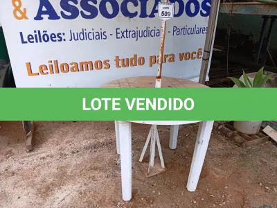 LOTE 509 - 01 MESA DE PLÁSTICO C/SOMBREIRO E BASE DE FERRO. (NO ESTADO) ATENÇÃO! FAZER A VISITAÇÃO ANTES DE ARREMATAR, NÃO SABEMOS SE FUNCIONA. LEILÃO NÃO TEM GARANTIA E NEM DEVOLUÇÃO, SUJEITO A POSSÍVEIS AVARIAS VISÍVEIS/OCULTAS E/OU AUSÊNCIA DE COMPONENTES.
