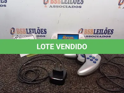 LOTE 013 - 01 GAMEPLAYER 16GB E 01 CONTROLE JOYSTICK. (NO ESTADO) ATENÇÃO! FAZER A VISITAÇÃO ANTES DE ARREMATAR, NÃO SABEMOS SE FUNCIONA. LEILÃO NÃO TEM GARANTIA E NEM DEVOLUÇÃO, SUJEITO A POSSÍVEIS AVARIAS VISÍVEIS/OCULTAS E/OU AUSÊNCIA DE COMPONENTES.