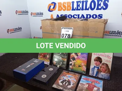 LOTE 078 - 01 CAIXA DE FILMES. (DVDS, CDS, VHS). (NO ESTADO) ATENÇÃO! FAZER A VISITAÇÃO ANTES DE ARREMATAR, NÃO SABEMOS SE FUNCIONA. LEILÃO NÃO TEM GARANTIA E NEM DEVOLUÇÃO, SUJEITO A POSSÍVEIS AVARIAS VISÍVEIS/OCULTAS E/OU AUSÊNCIA DE COMPONENTES.