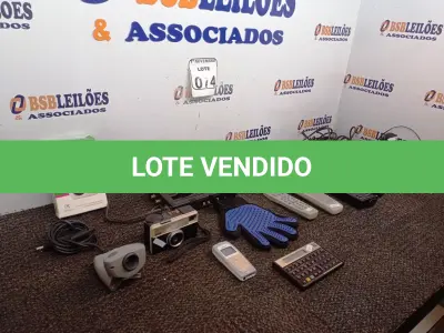 LOTE 074 - 01 LOTE COM 02 CÂMERAS FOTOGRÁFICAS, CALCULADORAS, APARELHOS DE TELEFONE E MATERIAIS DIVERSOS. (NO ESTADO) ATENÇÃO! FAZER A VISITAÇÃO ANTES DE ARREMATAR, NÃO SABEMOS SE FUNCIONA. LEILÃO NÃO TEM GARANTIA E NEM DEVOLUÇÃO, SUJEITO A POSSÍVEIS AVARIAS VISÍVEIS/OCULTAS E/OU AUSÊNCIA DE COMPONENTES.