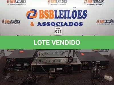 LOTE 038 - 01 VIDEOCASSETE E 08 APARELHOS DE DVD MARCAS E MODELOS DIVERSOS. (NO ESTADO) ATENÇÃO! FAZER A VISITAÇÃO ANTES DE ARREMATAR, NÃO SABEMOS SE FUNCIONA. LEILÃO NÃO TEM GARANTIA E NEM DEVOLUÇÃO, SUJEITO A POSSÍVEIS AVARIAS VISÍVEIS/OCULTAS E/OU AUSÊNCIA DE COMPONENTES.