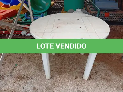 LOTE 502 - 01 MESA DE PLÁSTICO.(NO ESTADO) ATENÇÃO! FAZER A VISITAÇÃO ANTES DE ARREMATAR, NÃO SABEMOS SE FUNCIONA. LEILÃO NÃO TEM GARANTIA E NEM DEVOLUÇÃO, SUJEITO A POSSÍVEIS AVARIAS VISÍVEIS/OCULTAS E/OU AUSÊNCIA DE COMPONENTES.