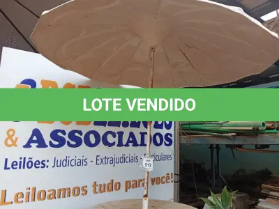 LOTE 512 - 01 MESA DE PLÁSTICO C/SOMBREIRO E BASE DE FERRO. (NO ESTADO) ATENÇÃO! FAZER A VISITAÇÃO ANTES DE ARREMATAR, NÃO SABEMOS SE FUNCIONA. LEILÃO NÃO TEM GARANTIA E NEM DEVOLUÇÃO, SUJEITO A POSSÍVEIS AVARIAS VISÍVEIS/OCULTAS E/OU AUSÊNCIA DE COMPONENTES.