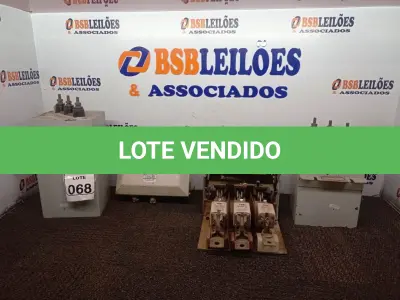 LOTE 068 - 02 CAPACITORES E 02 CHAVES SECCIONADORAS. (NO ESTADO) ATENÇÃO! FAZER A VISITAÇÃO ANTES DE ARREMATAR, NÃO SABEMOS SE FUNCIONA. LEILÃO NÃO TEM GARANTIA E NEM DEVOLUÇÃO, SUJEITO A POSSÍVEIS AVARIAS VISÍVEIS/OCULTAS E/OU AUSÊNCIA DE COMPONENTES.