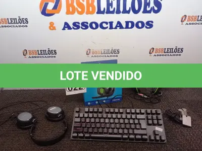 LOTE 022 - 02 HEADSETS SENDO 01 P/RETIRADA DE PEÇAS, 01 WEBCAM E 01 TECLADO. (NO ESTADO) ATENÇÃO! FAZER A VISITAÇÃO ANTES DE ARREMATAR, NÃO SABEMOS SE FUNCIONA. LEILÃO NÃO TEM GARANTIA E NEM DEVOLUÇÃO, SUJEITO A POSSÍVEIS AVARIAS VISÍVEIS/OCULTAS E/OU AUSÊNCIA DE COMPONENTES.