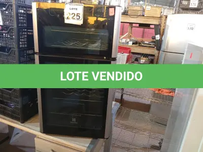LOTE 225 - 01 ADEGA P/VINHOS MARCA ELECTROLUX 127V. (NO ESTADO) ATENÇÃO! FAZER A VISITAÇÃO ANTES DE ARREMATAR, NÃO SABEMOS SE FUNCIONA. LEILÃO NÃO TEM GARANTIA E NEM DEVOLUÇÃO, SUJEITO A POSSÍVEIS AVARIAS VISÍVEIS/OCULTAS E/OU AUSÊNCIA DE COMPONENTES.