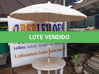 LOTE 517 - 01 MESA DE PLÁSTICO C/SOMBREIRO E BASE DE FERRO. (NO ESTADO) ATENÇÃO! FAZER A VISITAÇÃO ANTES DE ARREMATAR, NÃO SABEMOS SE FUNCIONA. LEILÃO NÃO TEM GARANTIA E NEM DEVOLUÇÃO, SUJEITO A POSSÍVEIS AVARIAS VISÍVEIS/OCULTAS E/OU AUSÊNCIA DE COMPONENTES.