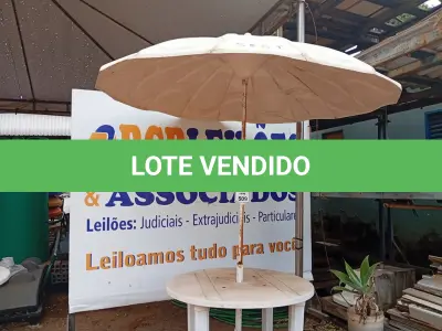 LOTE 509 - 01 MESA DE PLÁSTICO C/SOMBREIRO E BASE DE FERRO. (NO ESTADO) ATENÇÃO! FAZER A VISITAÇÃO ANTES DE ARREMATAR, NÃO SABEMOS SE FUNCIONA. LEILÃO NÃO TEM GARANTIA E NEM DEVOLUÇÃO, SUJEITO A POSSÍVEIS AVARIAS VISÍVEIS/OCULTAS E/OU AUSÊNCIA DE COMPONENTES.