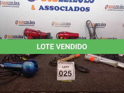 LOTE 025 - 01 LOTE C/ DIVERSOS SECADORES, CHAPINHAS E 01 ESCOVA ELÉTRICA. (NO ESTADO) ATENÇÃO! FAZER A VISITAÇÃO ANTES DE ARREMATAR, NÃO SABEMOS SE FUNCIONA. LEILÃO NÃO TEM GARANTIA E NEM DEVOLUÇÃO, SUJEITO A POSSÍVEIS AVARIAS VISÍVEIS/OCULTAS E/OU AUSÊNCIA DE COMPONENTES.