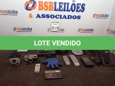 LOTE 074 - 01 LOTE COM 02 CÂMERAS FOTOGRÁFICAS, CALCULADORAS, APARELHOS DE TELEFONE E MATERIAIS DIVERSOS. (NO ESTADO) ATENÇÃO! FAZER A VISITAÇÃO ANTES DE ARREMATAR, NÃO SABEMOS SE FUNCIONA. LEILÃO NÃO TEM GARANTIA E NEM DEVOLUÇÃO, SUJEITO A POSSÍVEIS AVARIAS VISÍVEIS/OCULTAS E/OU AUSÊNCIA DE COMPONENTES.