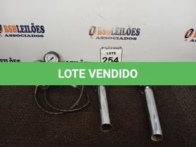 LOTE 254 - 01 MANÔMETRO P/ NITROGÊNIO MODELO 500 SIMPLES ESTÁGIO E 02 SIFÕES EM METAL. (NO ESTADO) ATENÇÃO! FAZER A VISITAÇÃO ANTES DE ARREMATAR, NÃO SABEMOS SE FUNCIONA. LEILÃO NÃO TEM GARANTIA E NEM DEVOLUÇÃO, SUJEITO A POSSÍVEIS AVARIAS VISÍVEIS/OCULTAS E/OU AUSÊNCIA DE COMPONENTES.