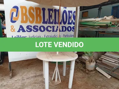 LOTE 514 - 01 MESA DE PLÁSTICO C/SOMBREIRO E BASE DE FERRO. (NO ESTADO) ATENÇÃO! FAZER A VISITAÇÃO ANTES DE ARREMATAR, NÃO SABEMOS SE FUNCIONA. LEILÃO NÃO TEM GARANTIA E NEM DEVOLUÇÃO, SUJEITO A POSSÍVEIS AVARIAS VISÍVEIS/OCULTAS E/OU AUSÊNCIA DE COMPONENTES.